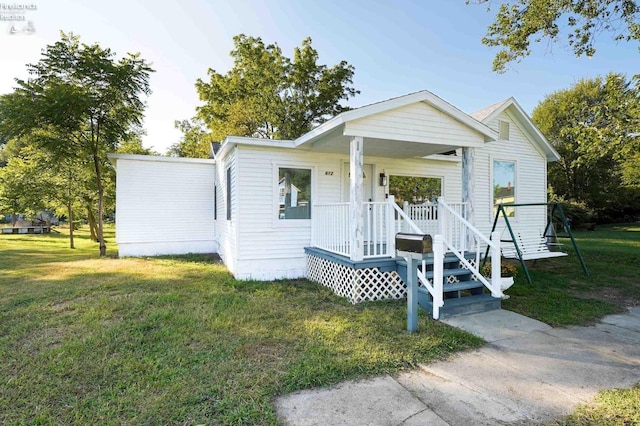 view of front facade featuring a front yard and a porch