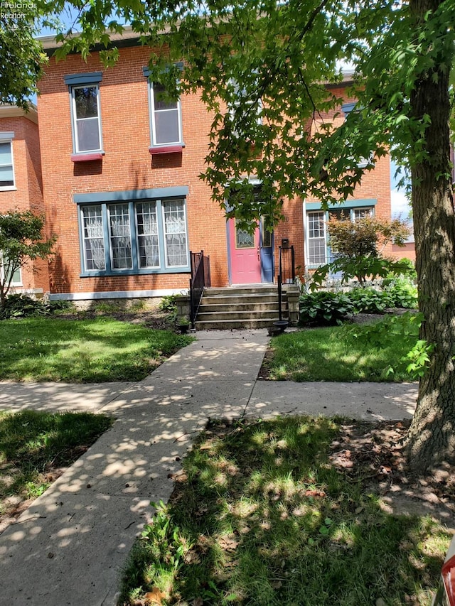 view of front of property featuring a front yard