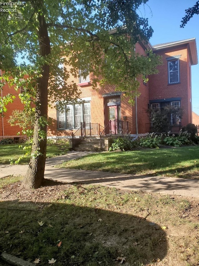 view of front of home featuring a front yard