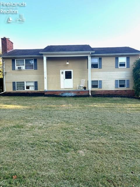 view of front of house featuring a front yard