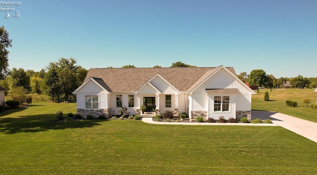 view of front of home featuring a front lawn