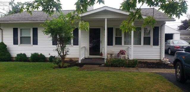 view of front facade with a front lawn