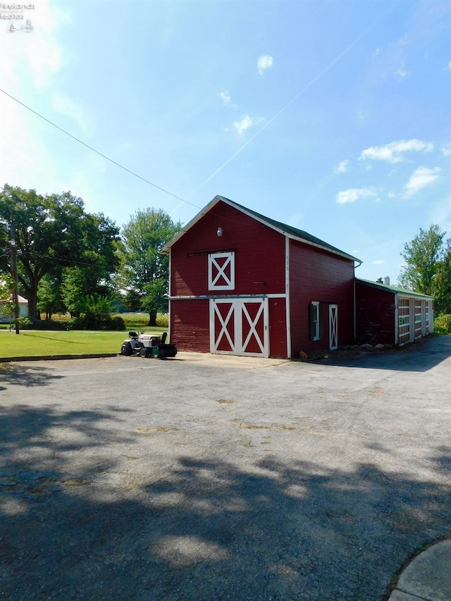 view of outdoor structure featuring a yard