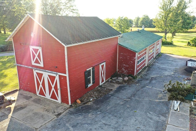 view of outdoor structure with a lawn