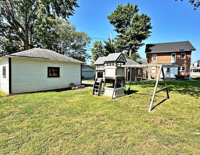 view of yard with an outbuilding