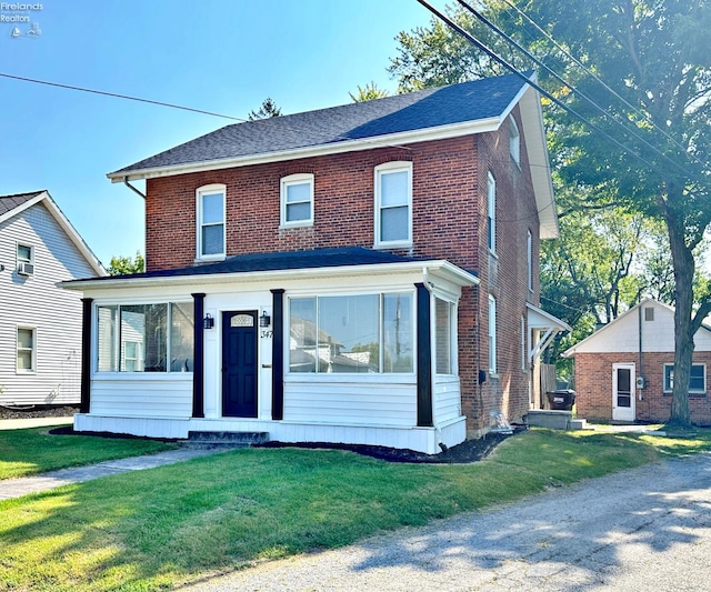 view of front of house featuring a front lawn