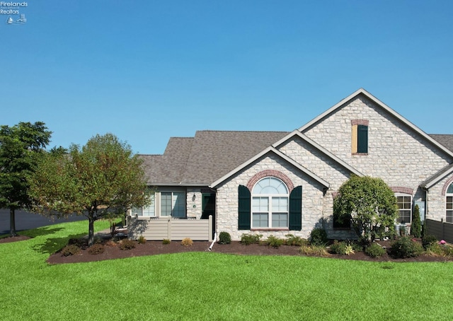 view of front of house featuring a front lawn