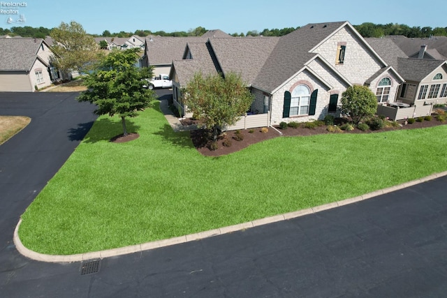 view of front facade with a front yard