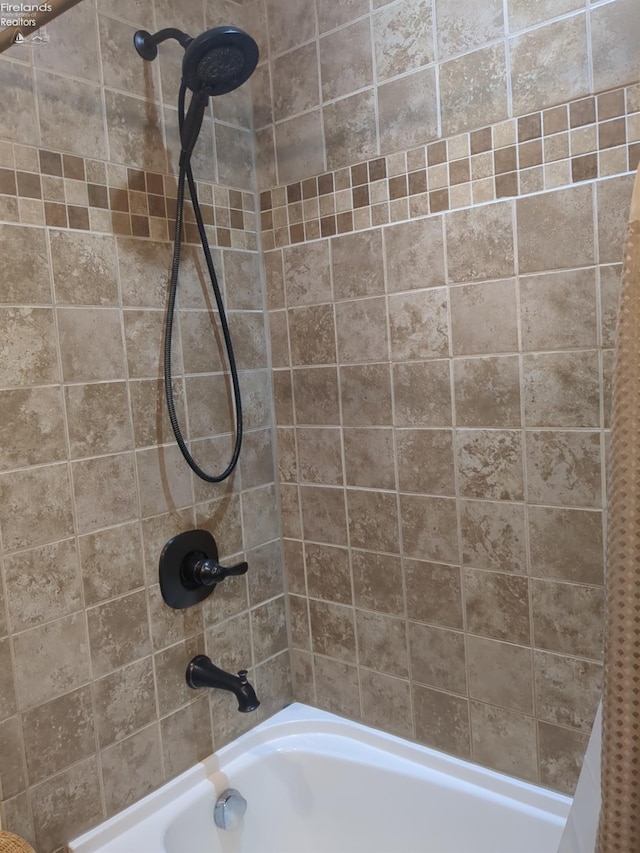 bathroom featuring tiled shower / bath combo