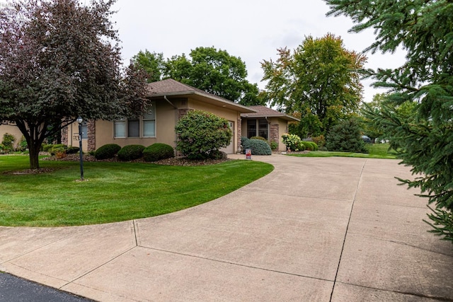 view of front of house featuring a front lawn