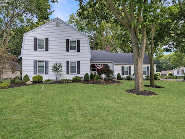 view of front facade with a front yard