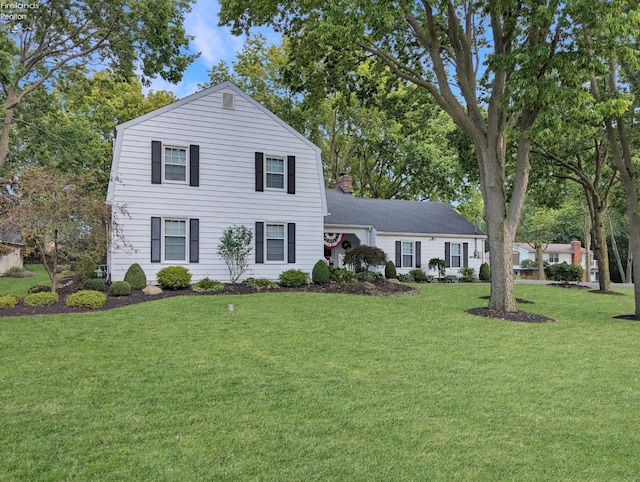 view of front of property featuring a front lawn