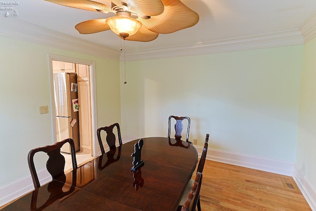 dining space featuring crown molding, light hardwood / wood-style floors, and ceiling fan