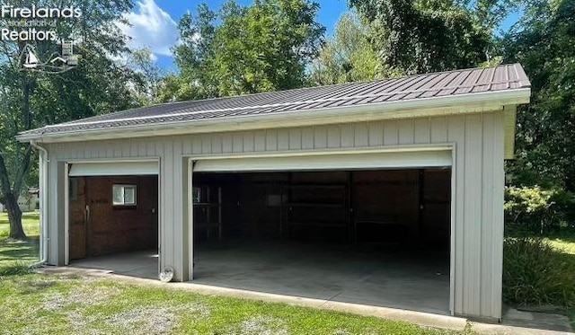 view of detached garage