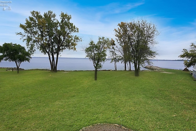 view of yard featuring a water view