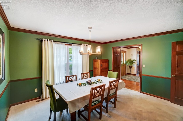 dining area featuring crown molding, light colored carpet, an inviting chandelier, and a textured ceiling