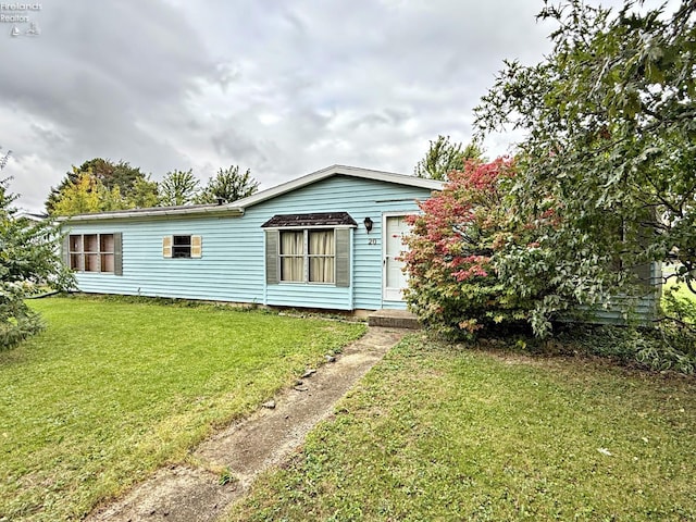 view of front facade featuring a front lawn