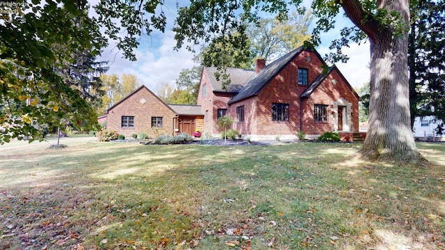 view of front of home with a front lawn