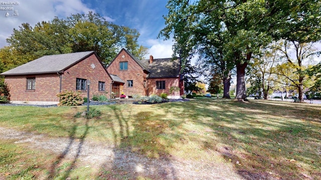 view of front of home featuring a front lawn