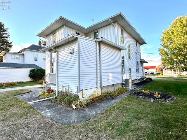 view of side of property featuring a lawn