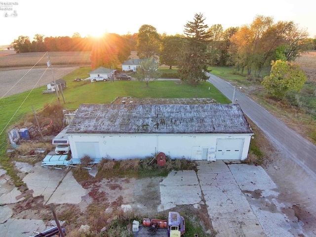 view of yard at dusk