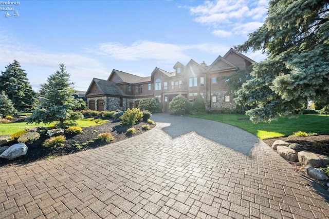 view of front facade with a front yard