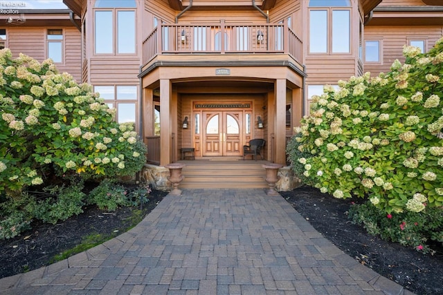 entrance to property featuring a balcony