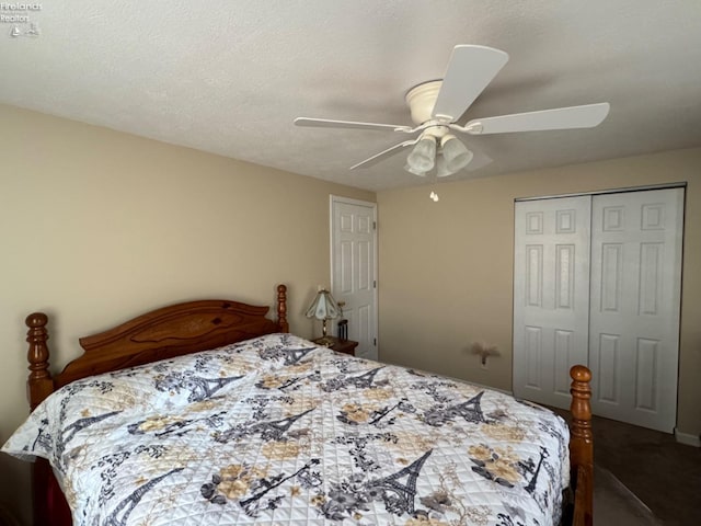 bedroom featuring a closet, a textured ceiling, and ceiling fan