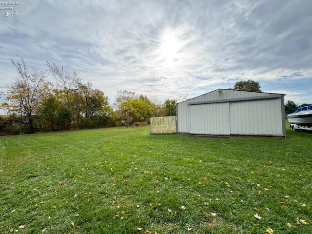 view of yard featuring an outbuilding