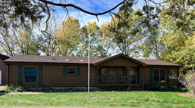 view of front facade featuring a front yard