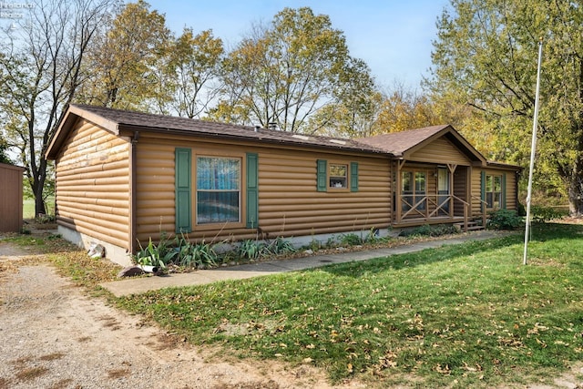 log home featuring a front yard