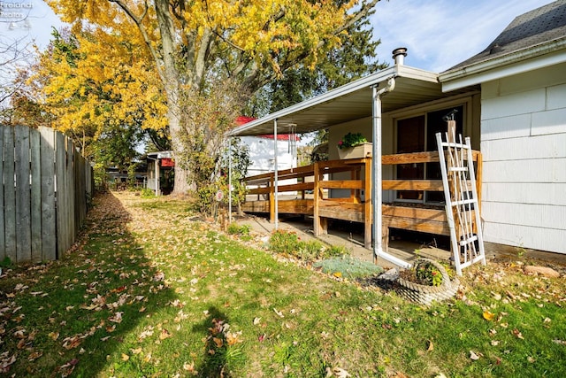 view of yard featuring a storage unit