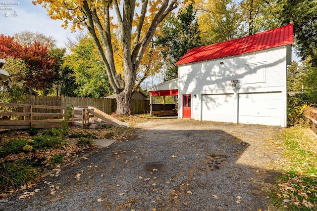 view of yard featuring an outbuilding and a garage