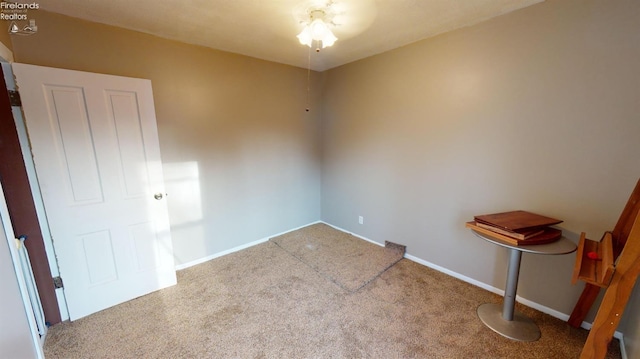 unfurnished room featuring carpet and ceiling fan