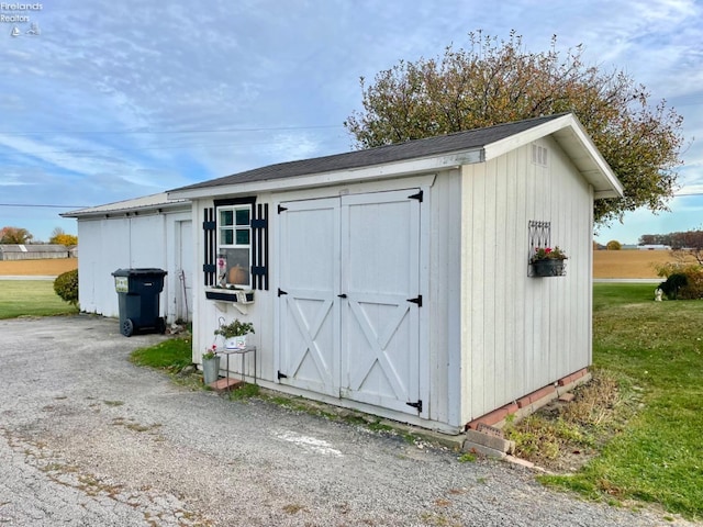 view of outdoor structure with a yard