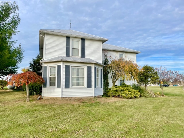 view of side of property featuring a lawn