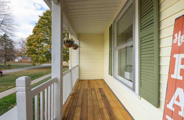 balcony featuring covered porch