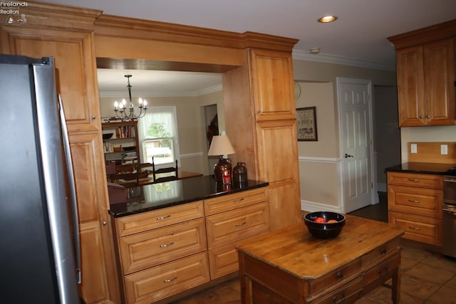 kitchen featuring electric range oven, an inviting chandelier, crown molding, stainless steel fridge, and dark tile patterned flooring