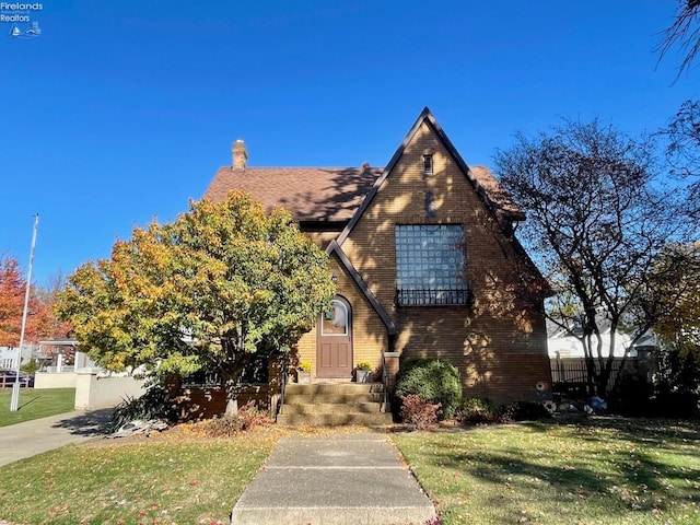 view of front of property with a front lawn