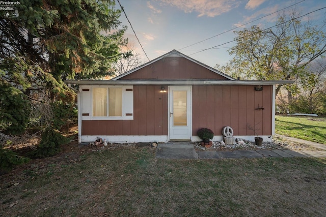 view of front facade featuring a yard