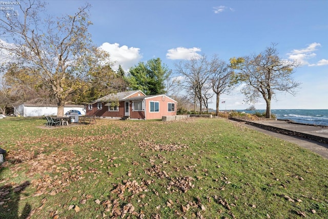 view of yard featuring a water view