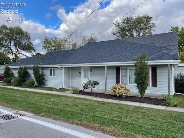 single story home featuring a front lawn