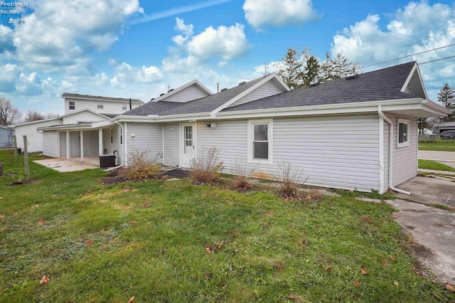 view of front of property with a front lawn