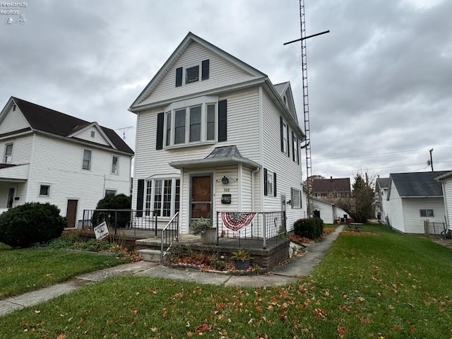 front facade featuring a front yard