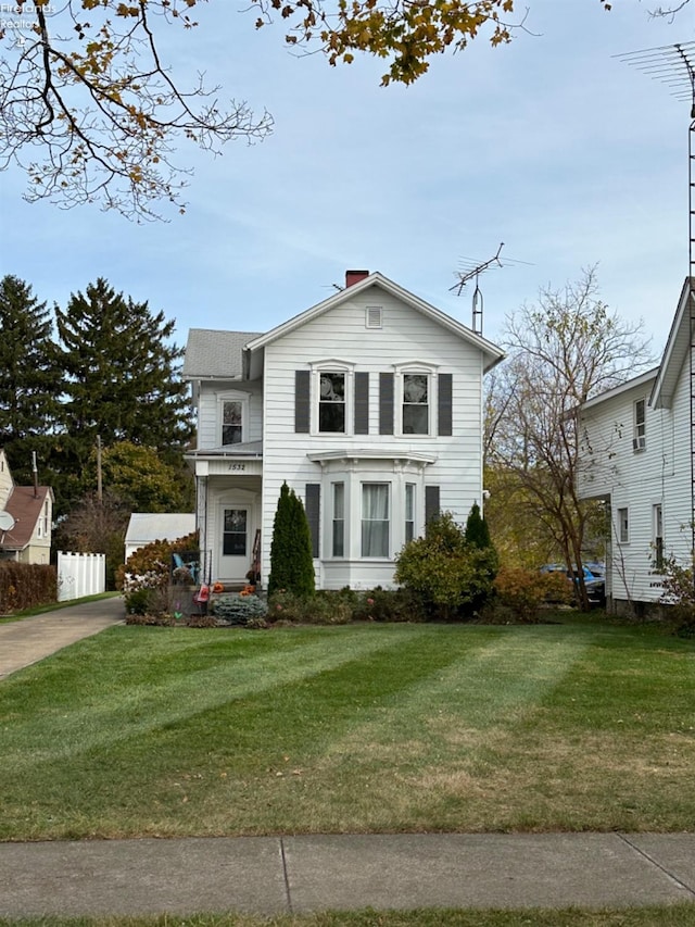 view of front of house featuring a front lawn