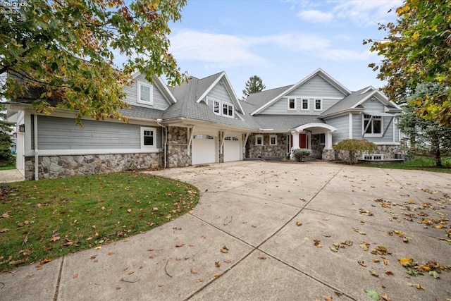 view of front of property featuring a front yard and a garage