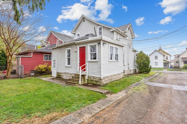 view of front of home featuring a front lawn