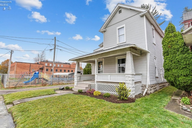 view of front of property featuring covered porch and a front yard