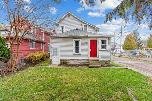 view of front of property featuring a front yard