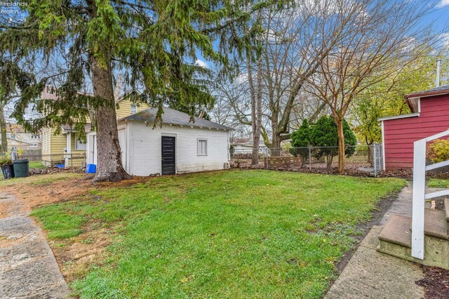 view of yard featuring an outdoor structure